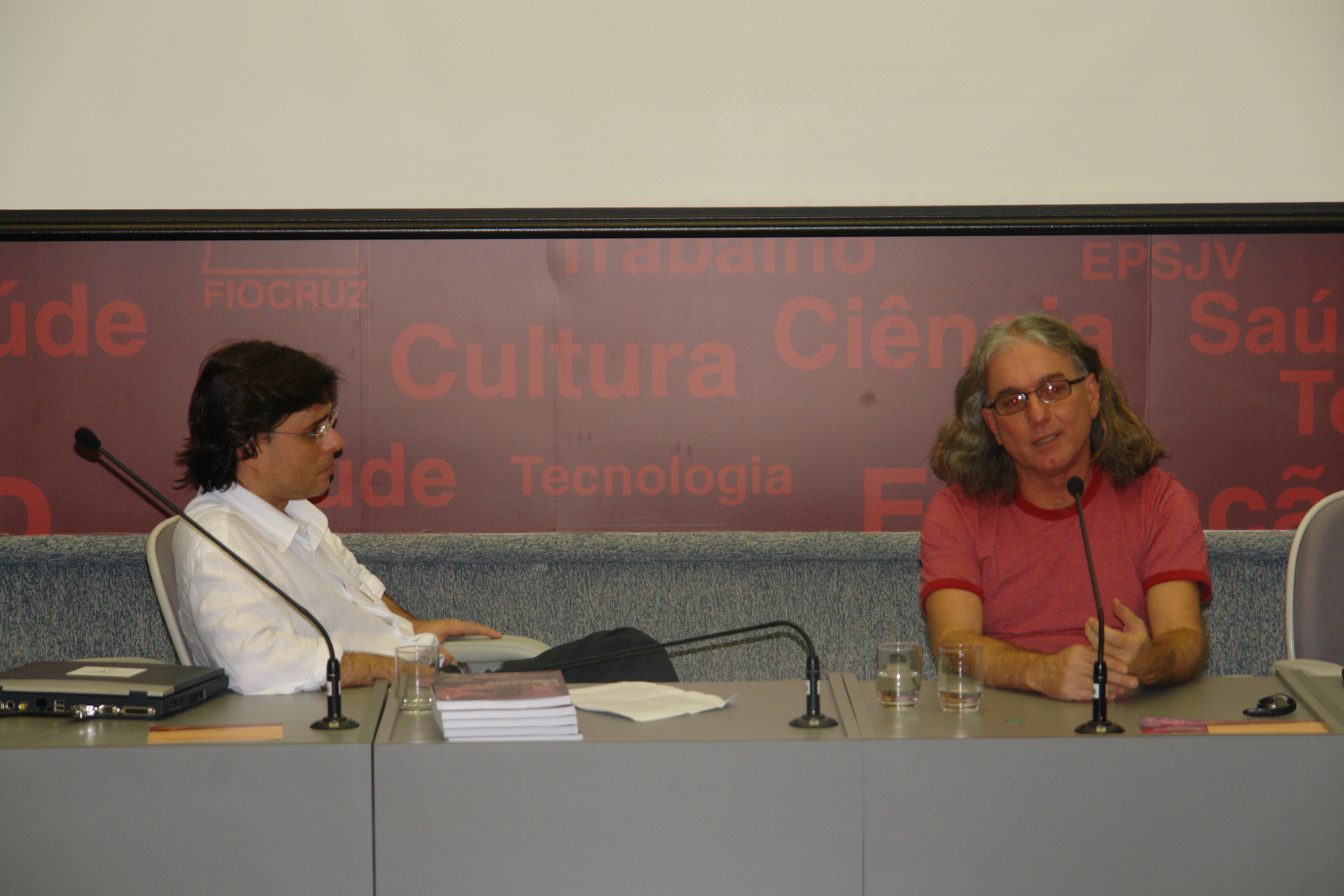 André Malhão e André Bueno no auditório da EPSJV