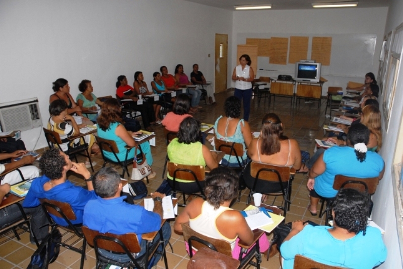 A primeira turma do curso de Cuidador de Idosos com Dependência, durante a aula
