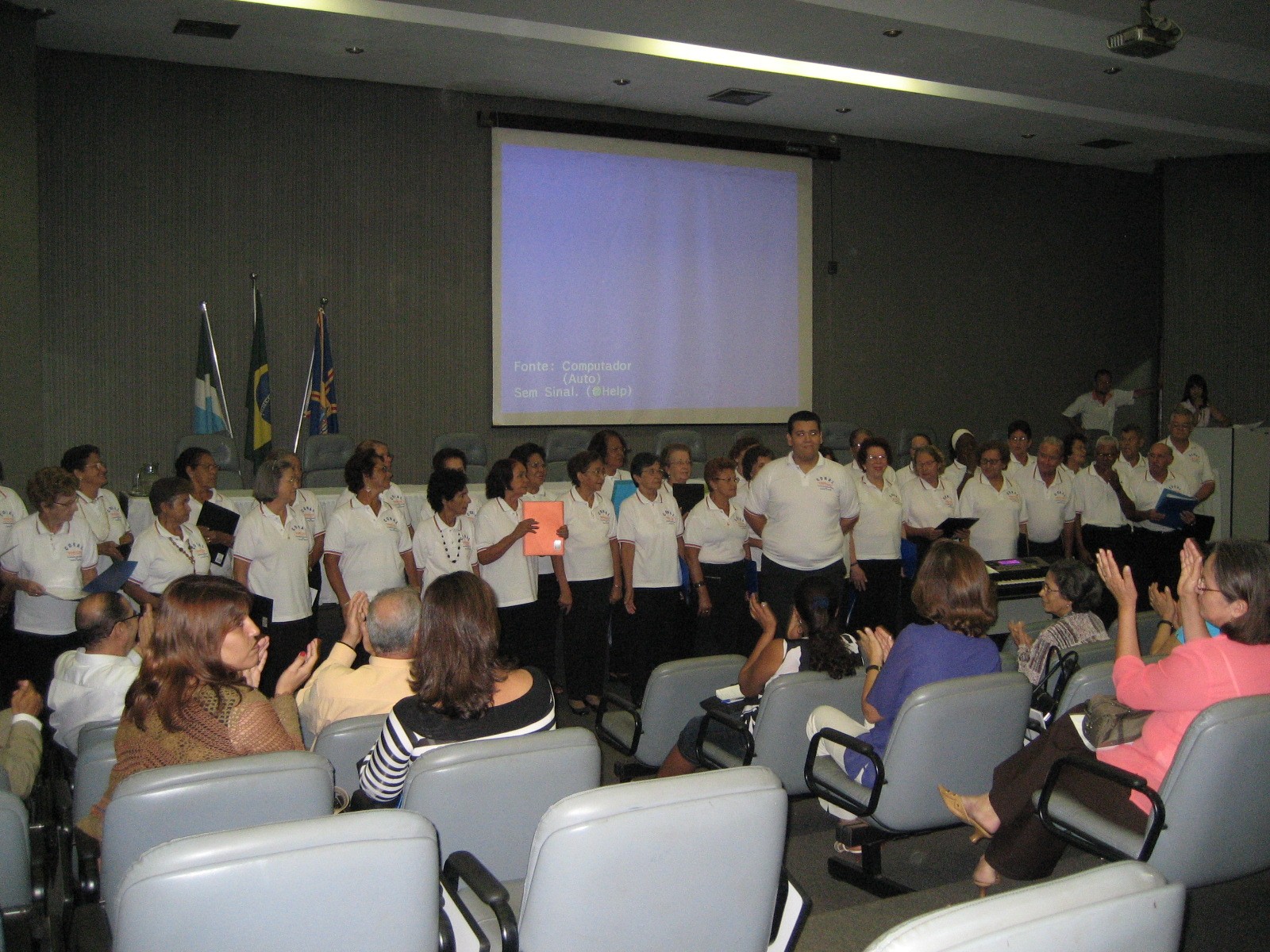 O coral do Centro de Convivência do Idoso Vovó Ziza, na abertura da aula inaugural