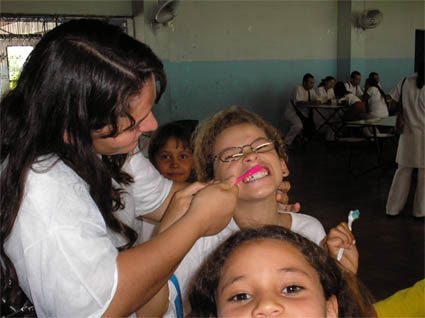 menina escova os dentes na 'Campanha da Cidadania'