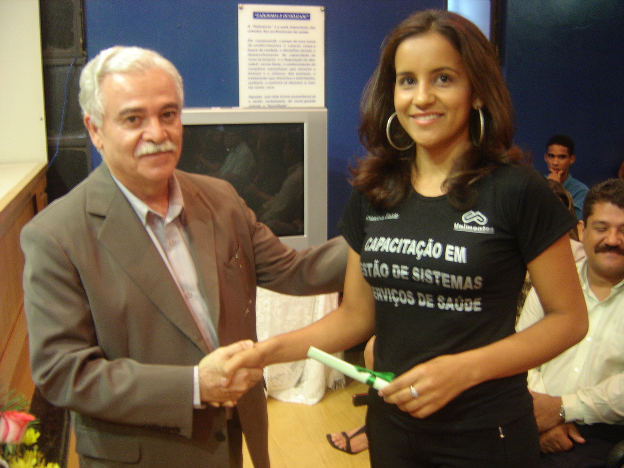 Aluna recebe certificação na cerimônia de formatura